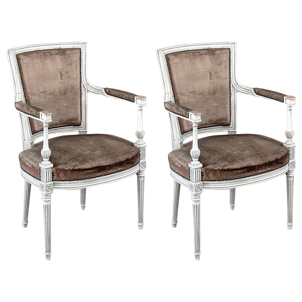 Paire de fauteuils néoclassiques français peints Louis XVI du 19ème siècle