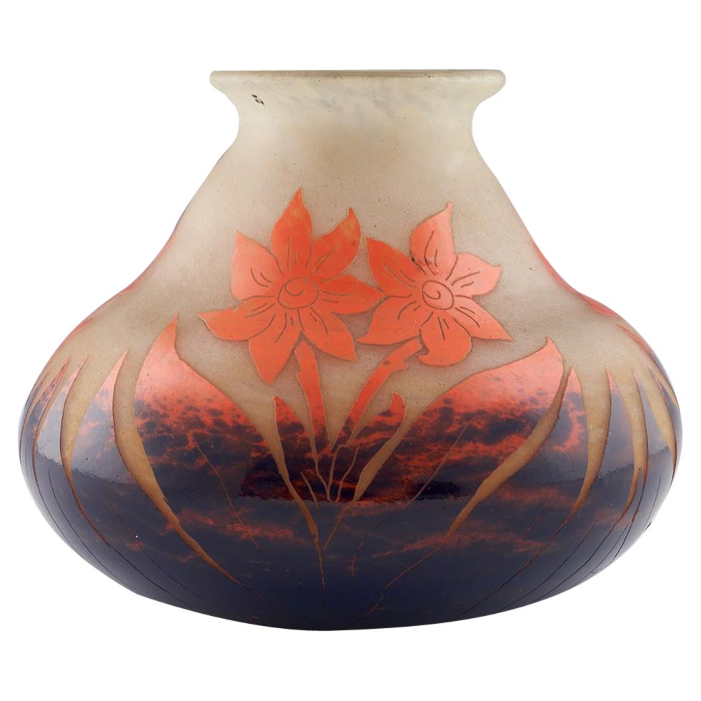 Grand vase en verre camée Degue, vers 1930