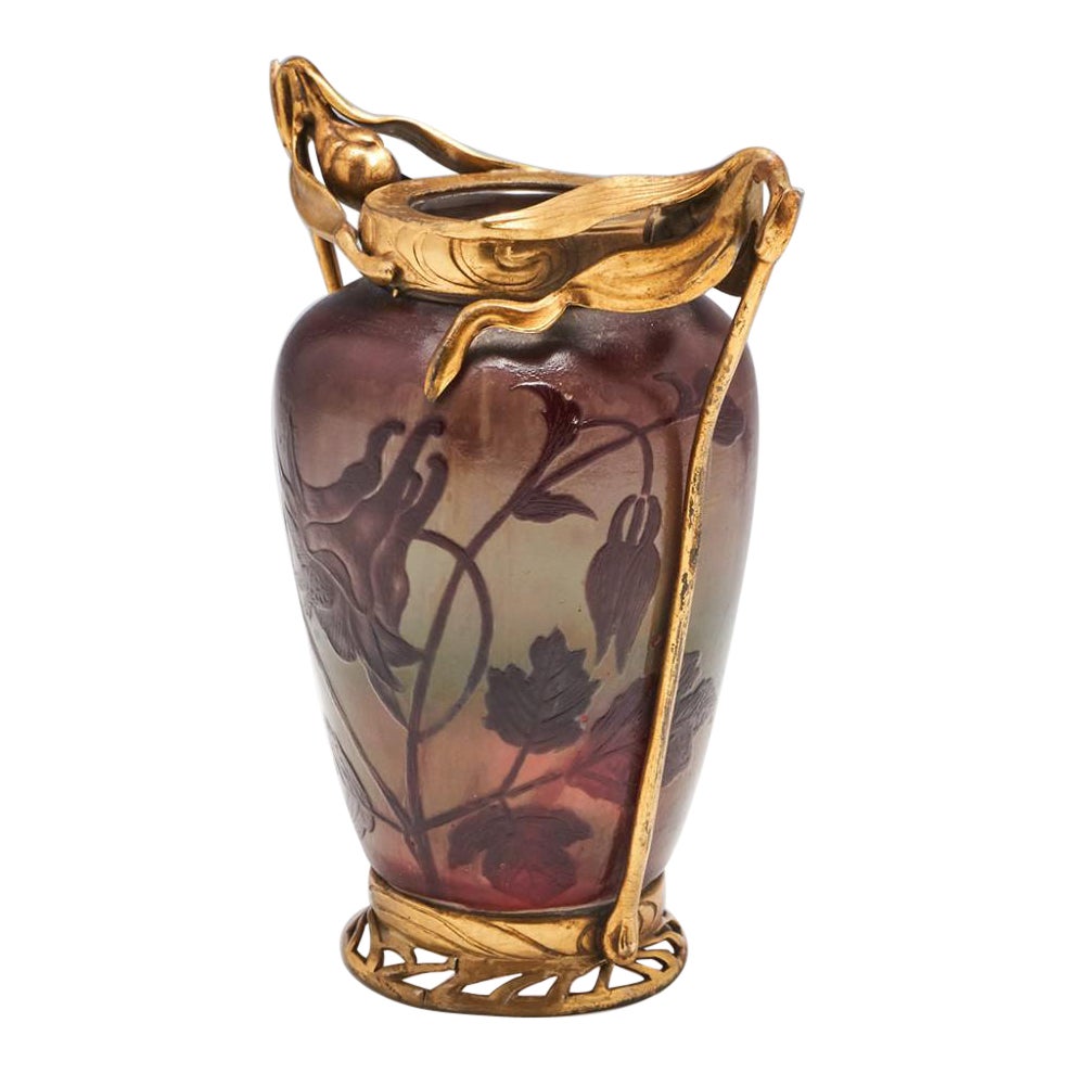 Vase en verre camée Christian Desire en cage dorée, vers 1900