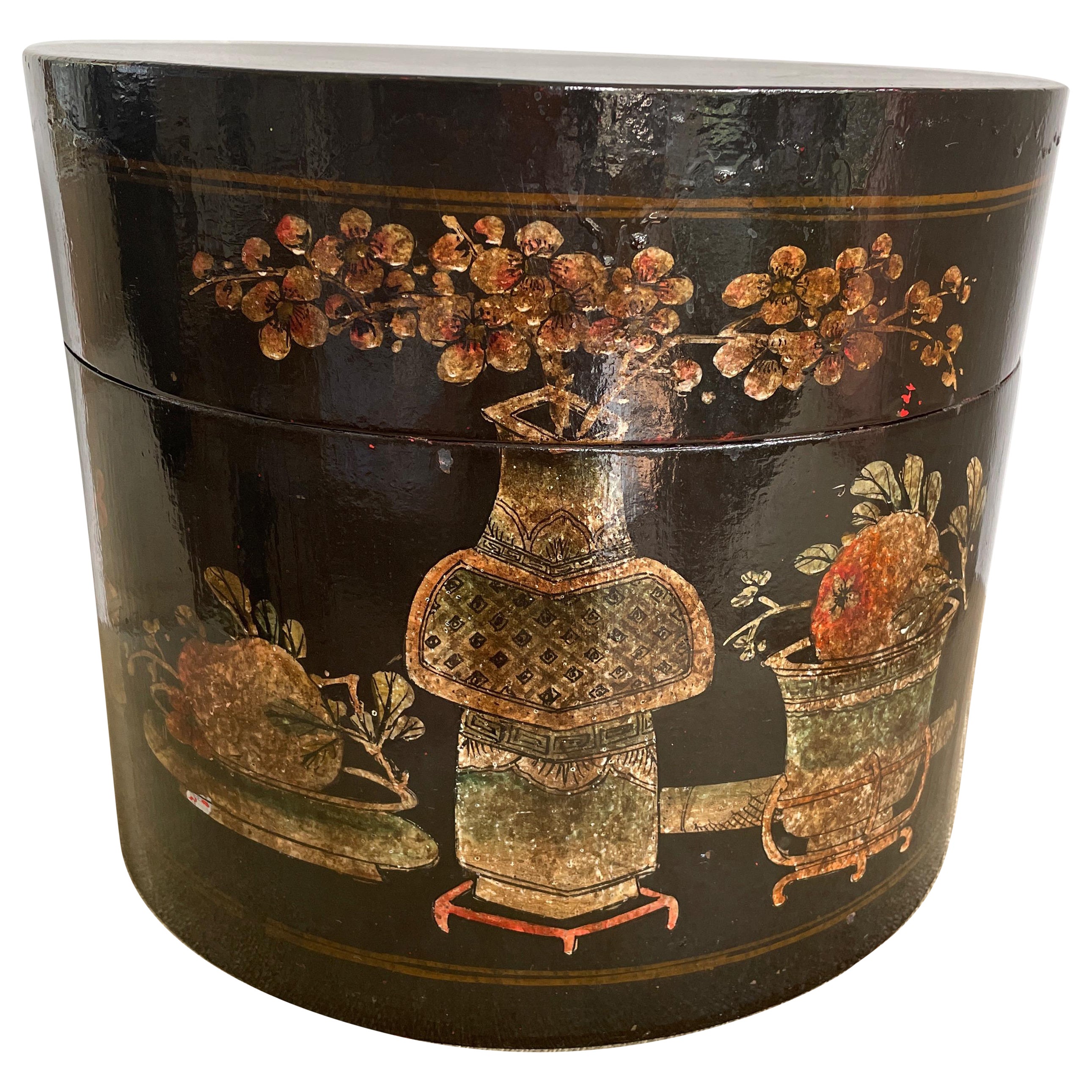 Recipiente redondo antiguo lacado en negro con motivos florales pintados