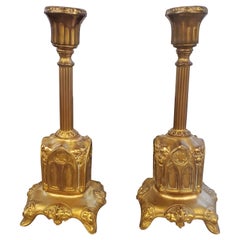 Paar Kerzenständer aus vergoldetem, patiniertem Metall im kirchlichen Stil, ca. 1920er Jahre