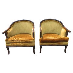 Fantastique paire de fauteuils club Hollywood Regency à dossier baril en faux bambou