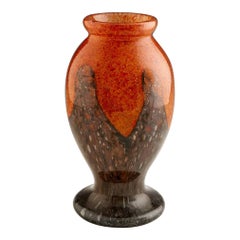 Vase en verre tacheté dans un boîtier français, vers 1930