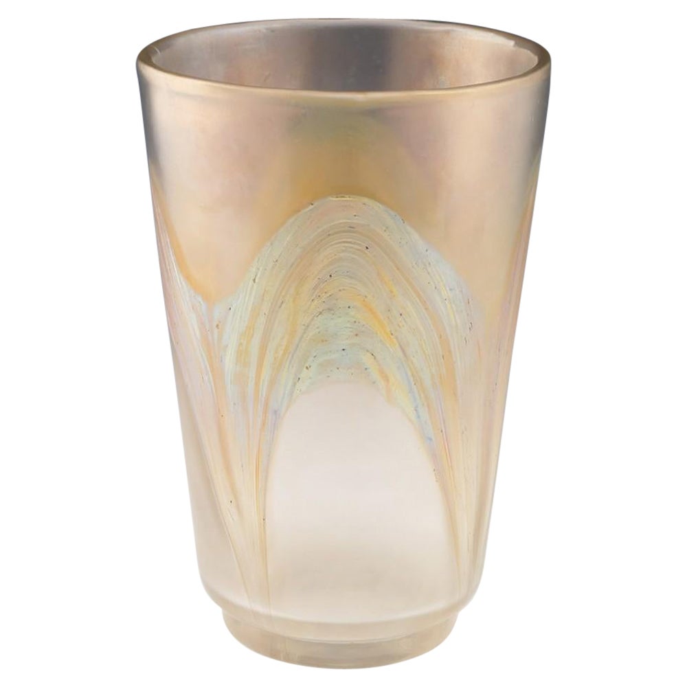 Loetz, schillernde, konisch zulaufende Art-déco-Vase aus Gold, Serie III, um 1930 im Angebot