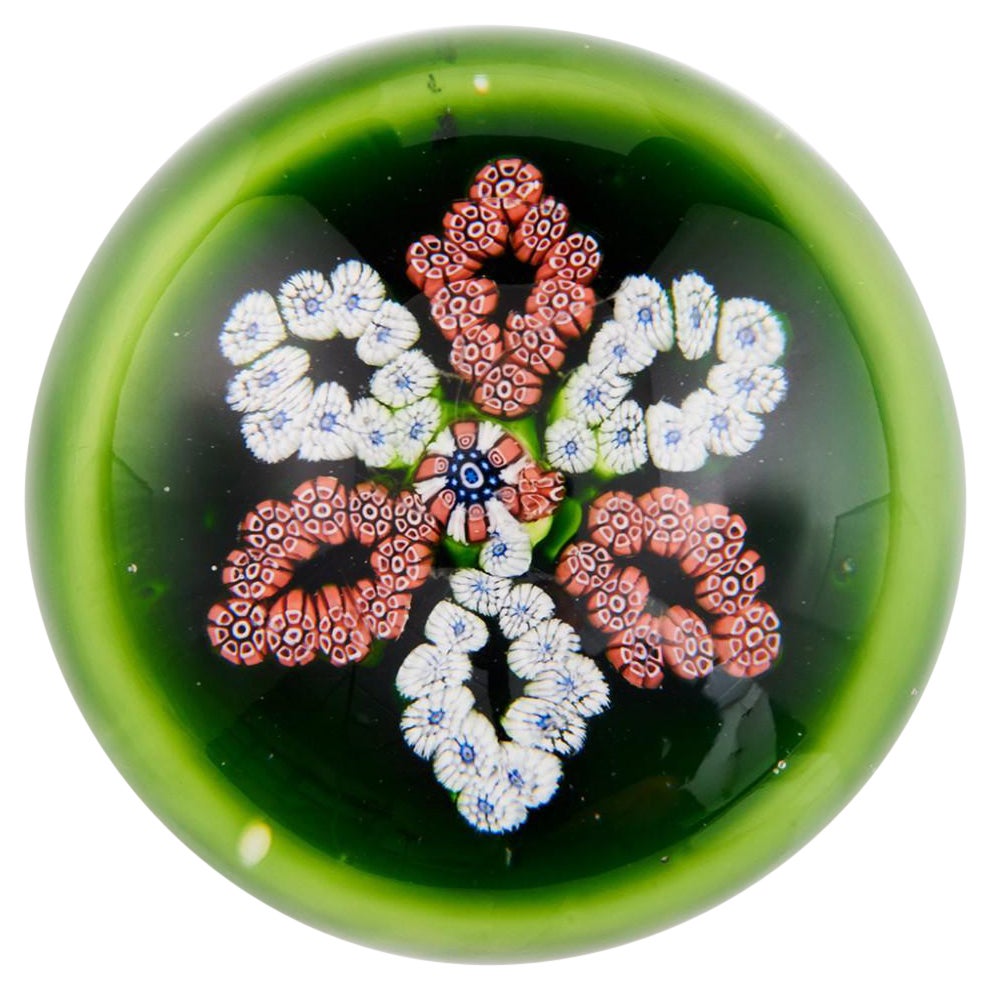 A Clichy Garland Millefiori Briefbeschwerer, um 1860 im Angebot