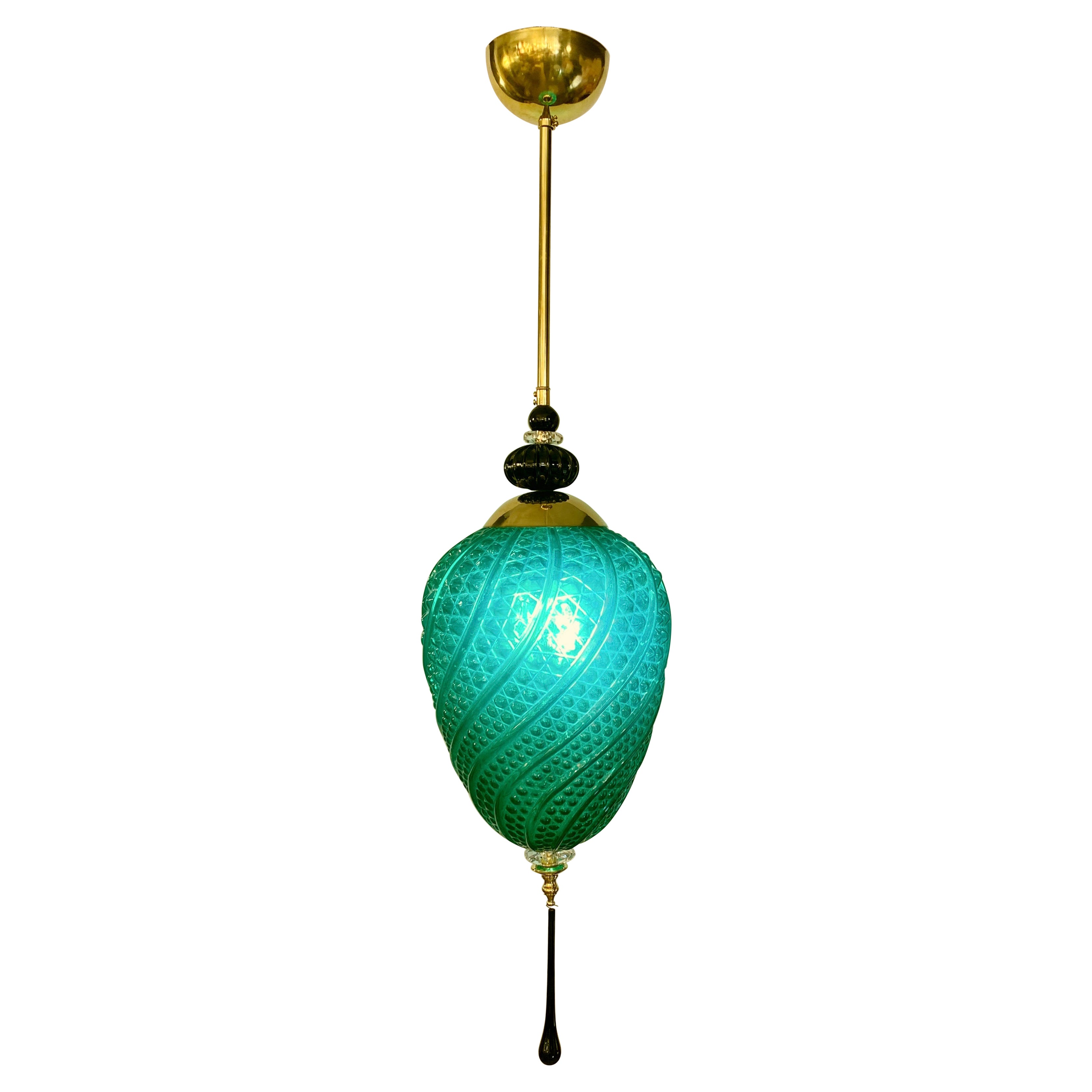 Pendentif ovale en verre de Murano noir, cristal vert et laiton, fait sur mesure par un Italien