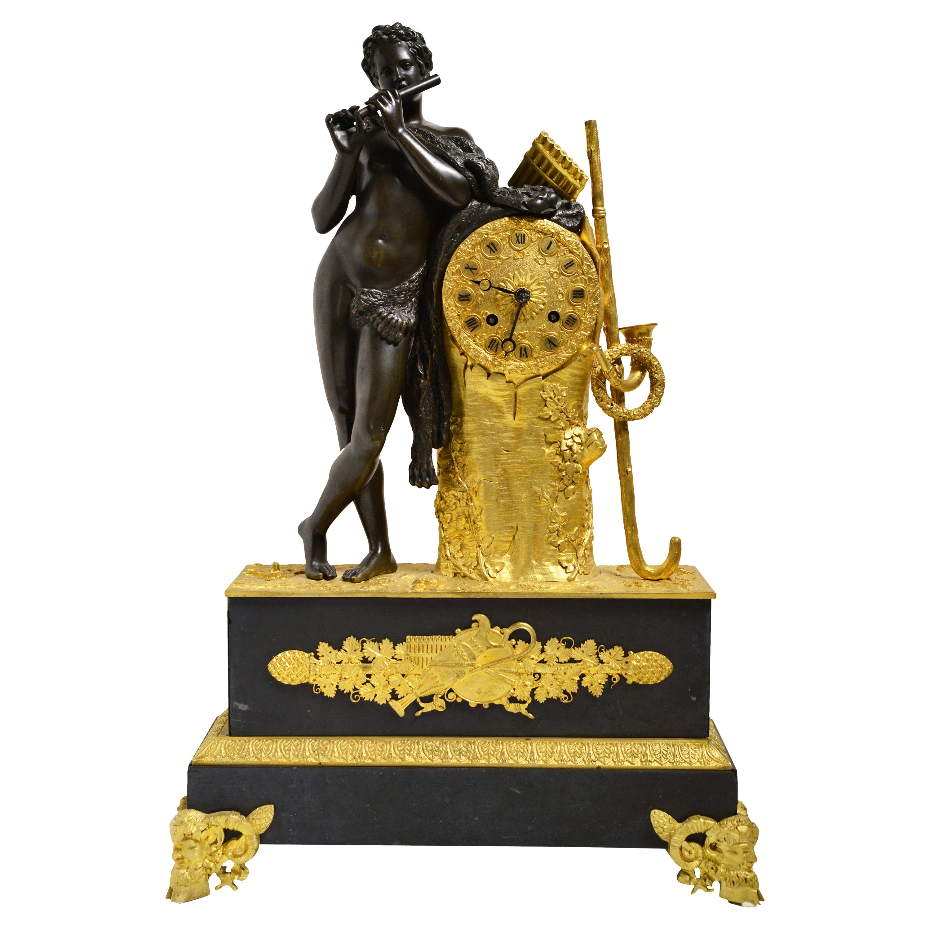 LaGarde Antiquité française Pendule de cheminée en bronze patiné et doré Berger jouant de la flûte en vente