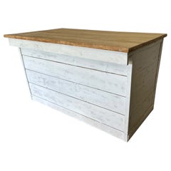 Mostrador de cocina campestre o mesa de trabajo en isla central