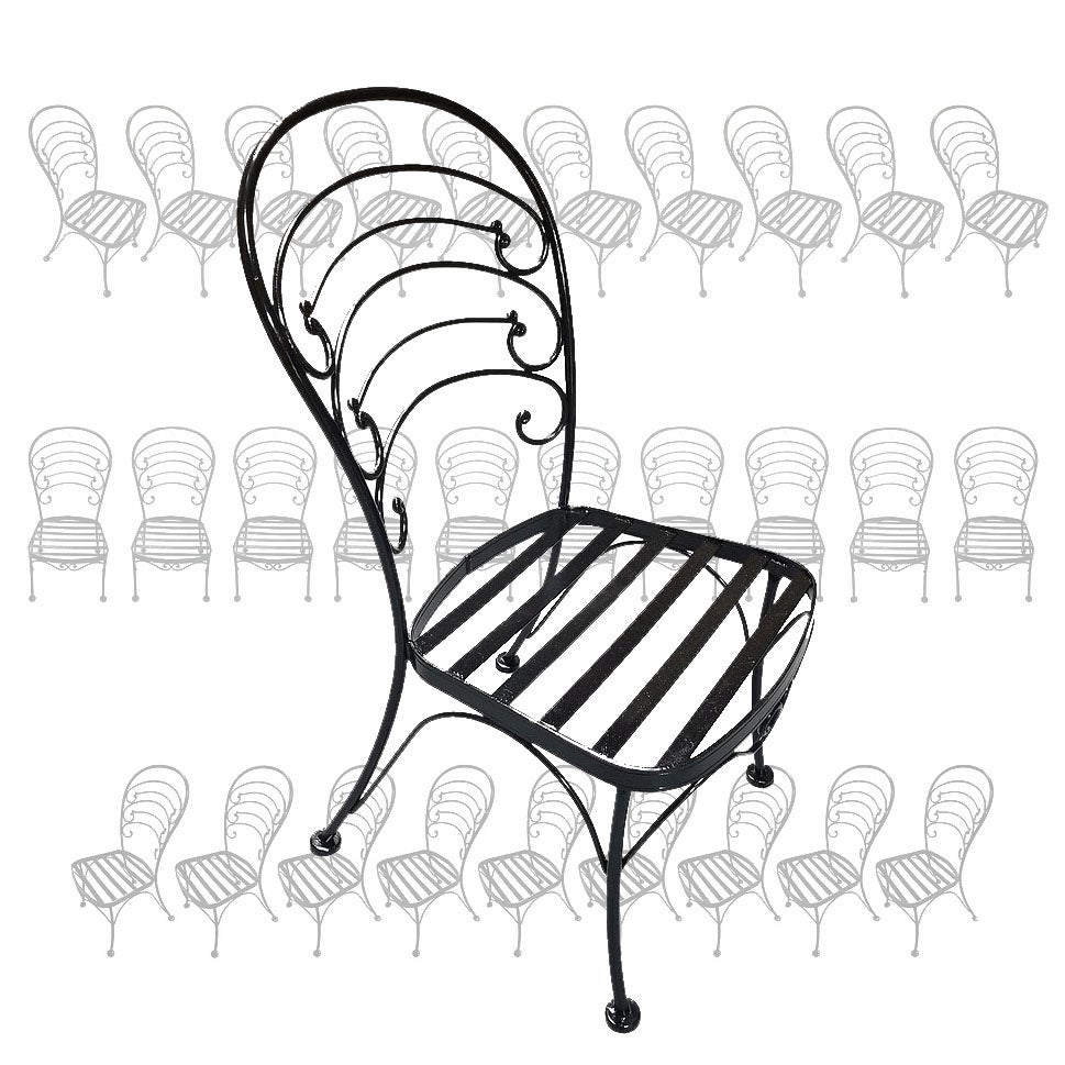 Restaurierter Satz von 30 schwarzen eisernen französischen Café-Stil "Ribcage" Stuhl