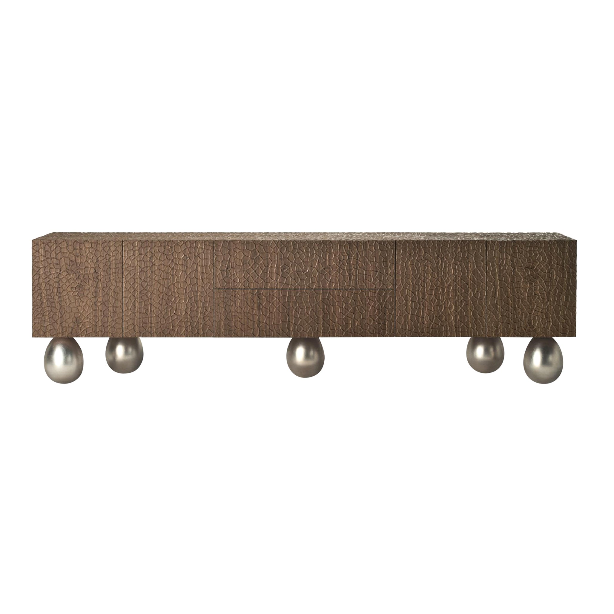 Mobile basso Kenia in noce canaletto con texture e gambe a forma di uovo in bronzo
