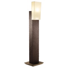 Lampadaire Theba avec colonne en bois, abat-jour en parchemin et base en bronze