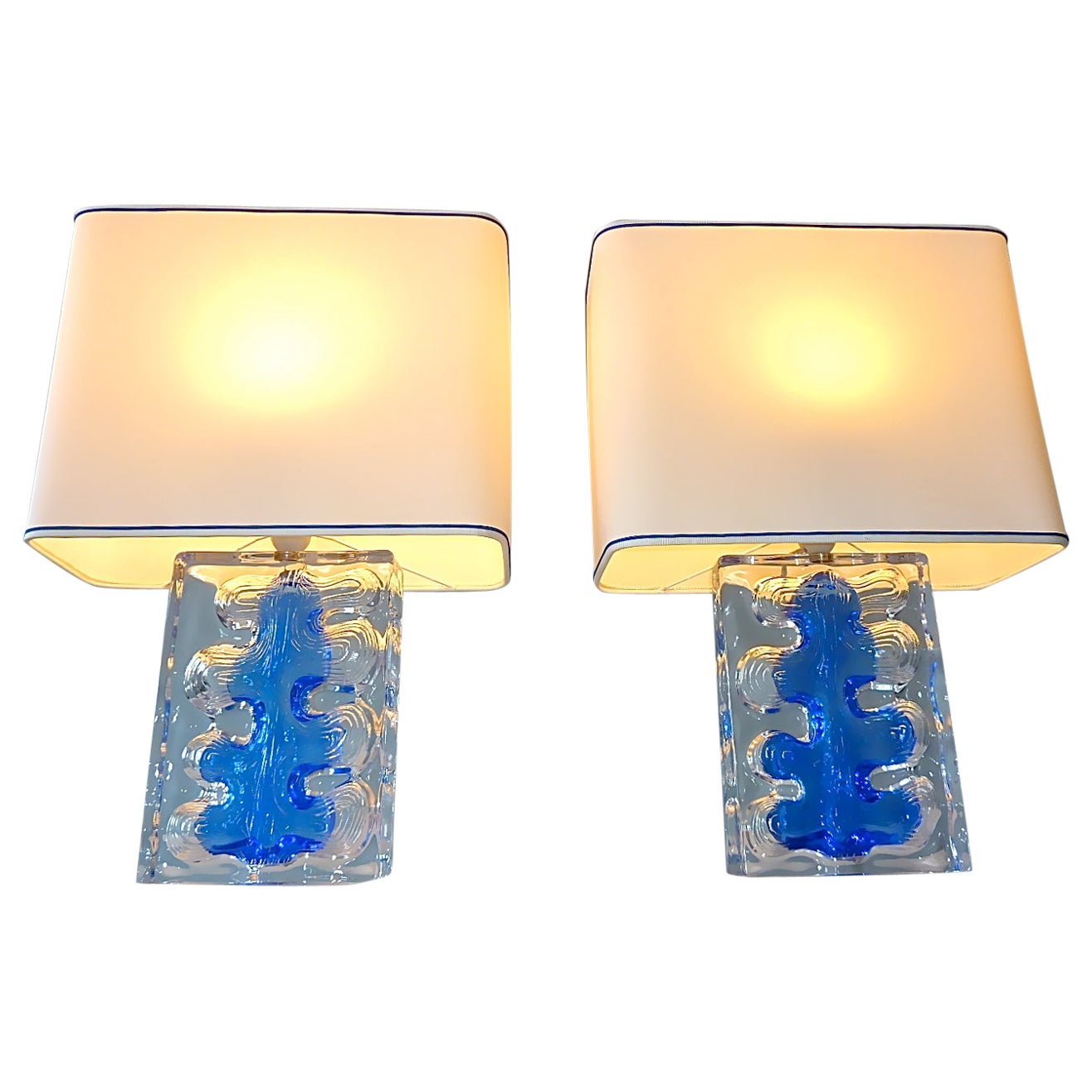 Paire de lampes de bureau sculpturales signées Daum en verre de cristal bleu transparent, France, années 1970