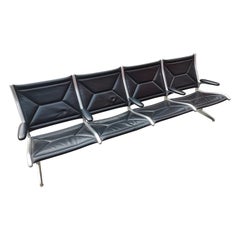 Tandem in alluminio di metà secolo con sedute in pelle di Eames per Herman Miller