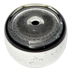 Merletto, une sculpture en verre noir et blanc avec un motif en spirale de Peter Bowles
