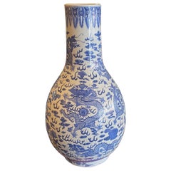 Grande statuette chinoise en porcelaine bleue et blanche peinte à la main de dragon