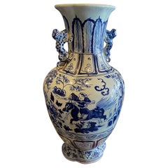 Extra large vase chinois bleu sur blanc représentant des guerriers à cheval