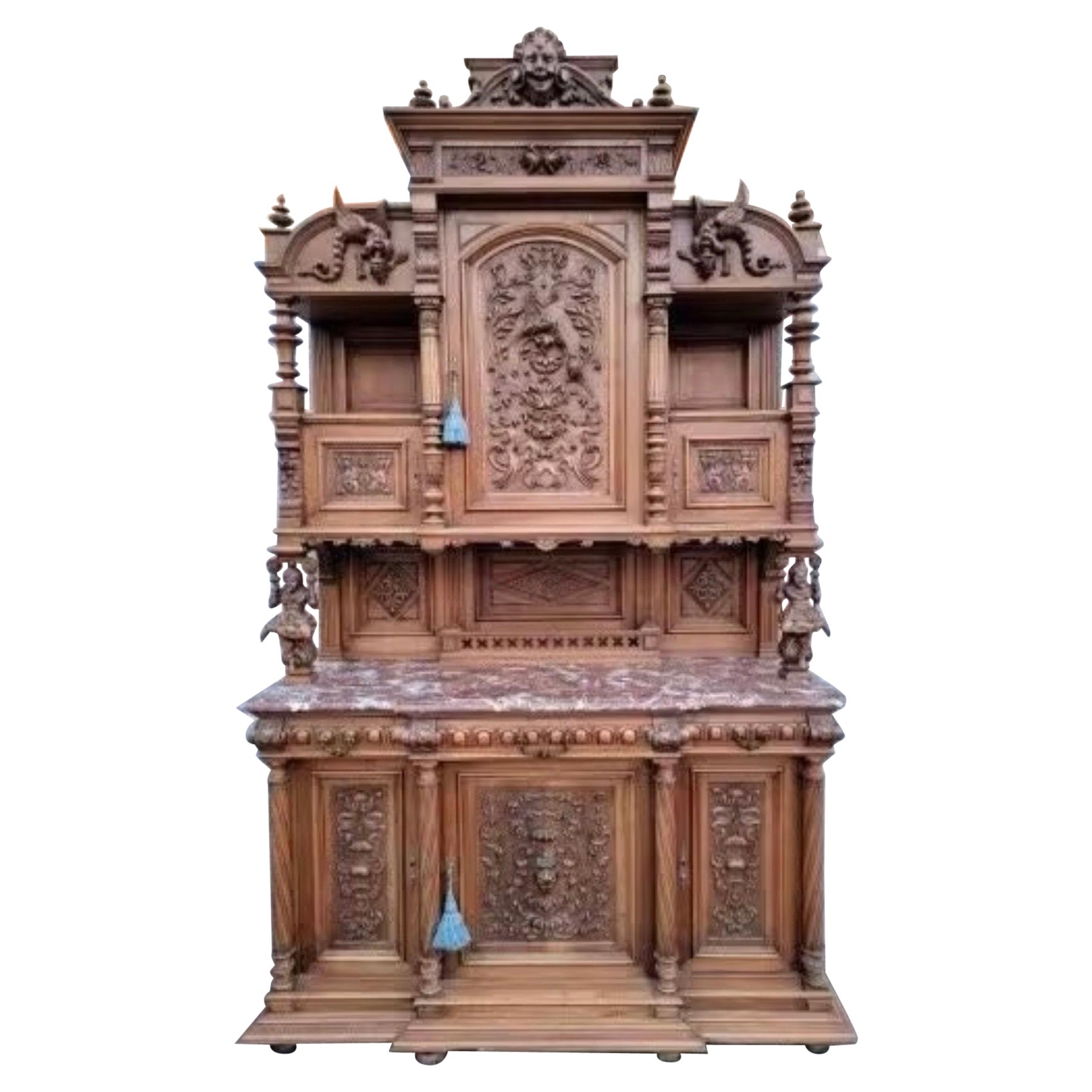 Ancien cabinet de commande en noyer monumental français sculpté à la main, orné et figuratif en vente