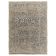 Rug & Kilim's Classic Style Rug in Silver-Gray, Blue & Beige Floral Pattern (tapis de style classique en gris argenté, motif floral bleu et beige)