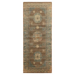 Rug & Kilim's Khotan Samarkand Style Teppich in Beige-Braun und Blau Medaillon Stil