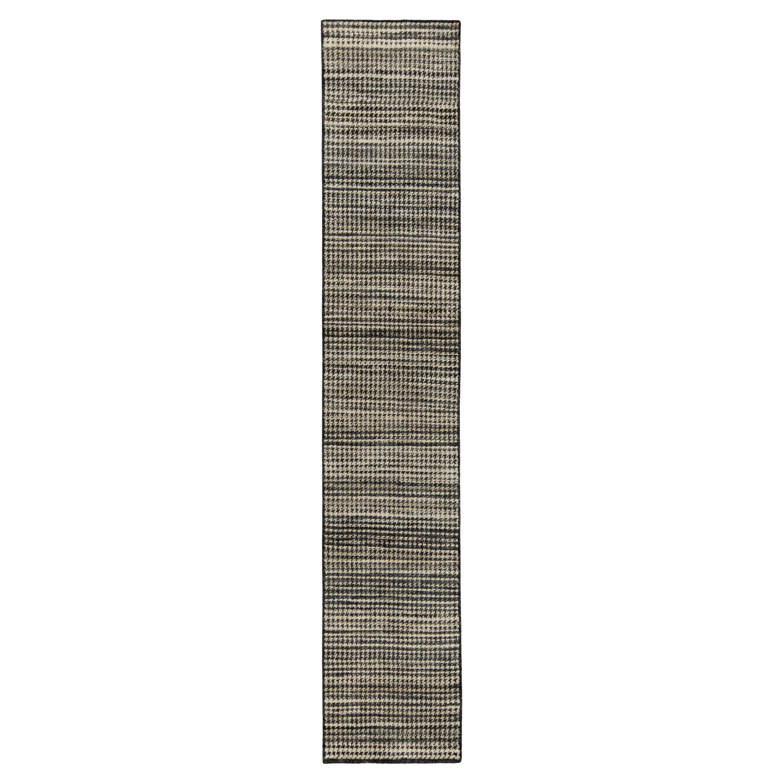 Tapis de course contemporain de Rug & Kilim à motif géométrique noir, blanc et beige