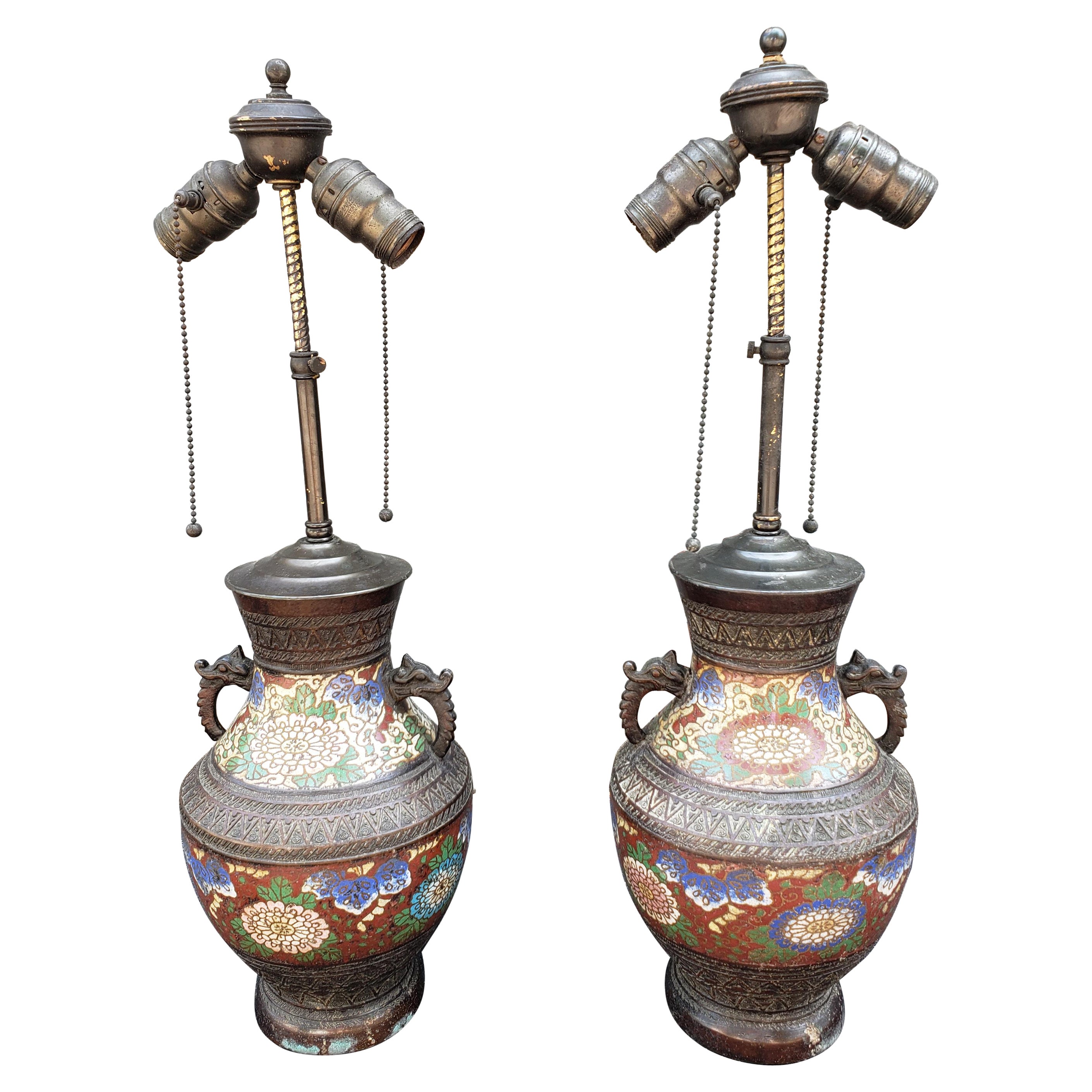 Paire de vases en bronze champlevé et émail cloisonné de style Meiji du 19ème siècle montés en lampe en vente