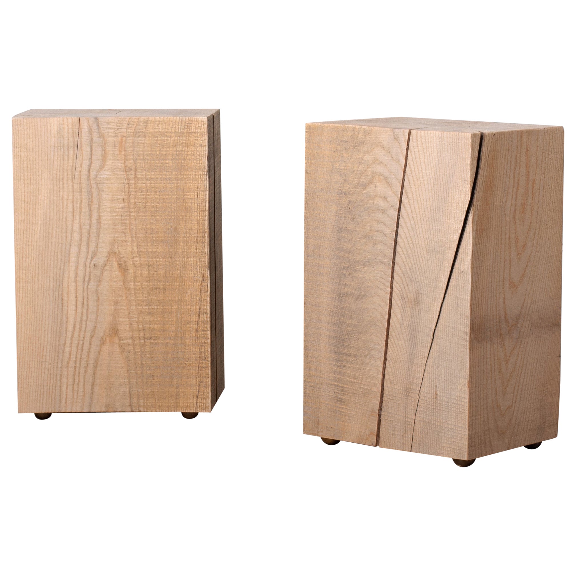 Paar Beistelltische aus Holzblock, massive Eschenholz, Messingfüßen