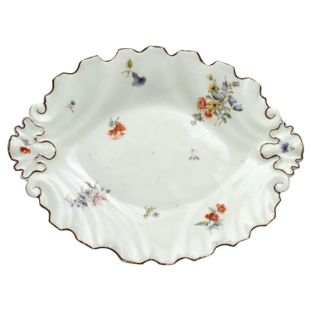 Plat ovale moulé en porcelaine de Chelsea A Silver, vers 1755