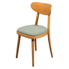 Lot de quatre chaises de salle à manger modernes du milieu du siècle dernier : bois de hêtre avec tissu vert clair
