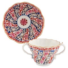 Taza y platillo de chocolate de porcelana Worcester con motivo de la reina Carlota, c1770