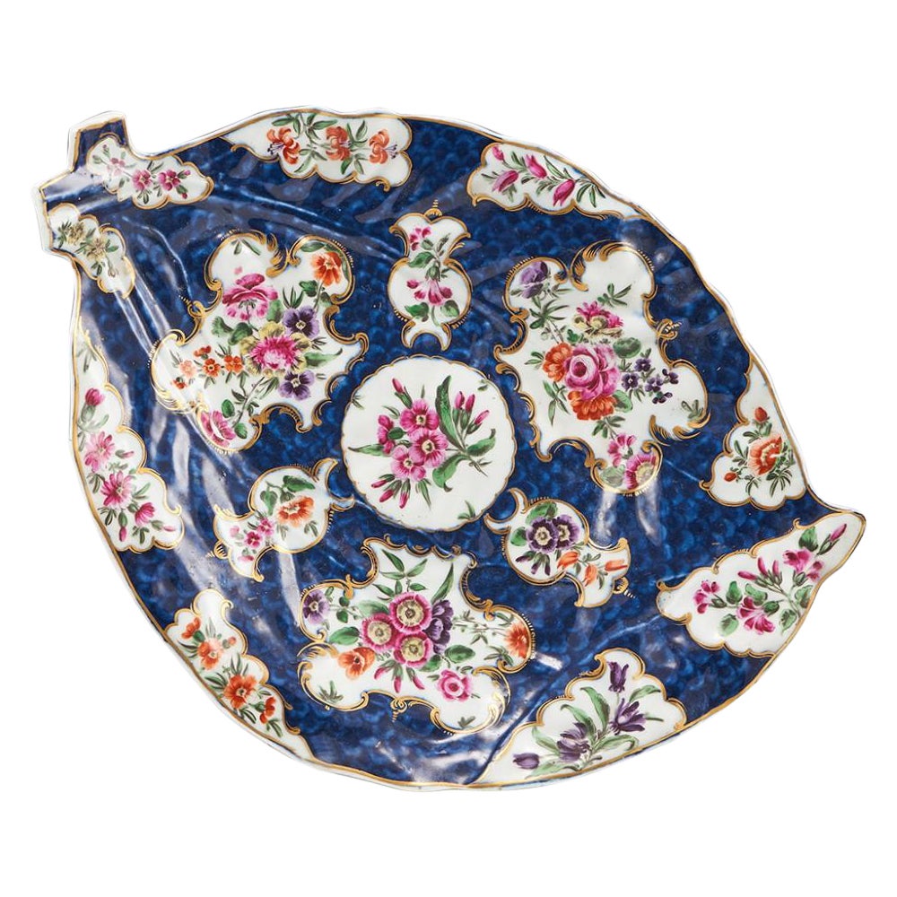 Plat à feuilles en porcelaine bleue de Worcester, vers 1775