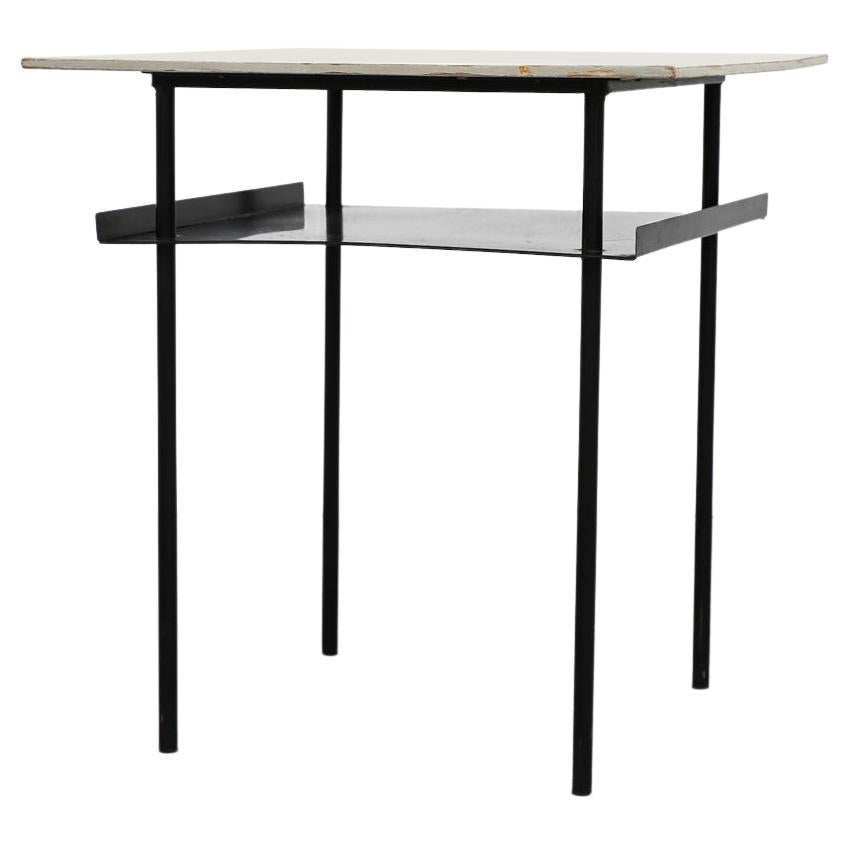 Mesa auxiliar o mesilla de noche Rietveld estilo Bauhaus con patas negras y tapa de metal gris