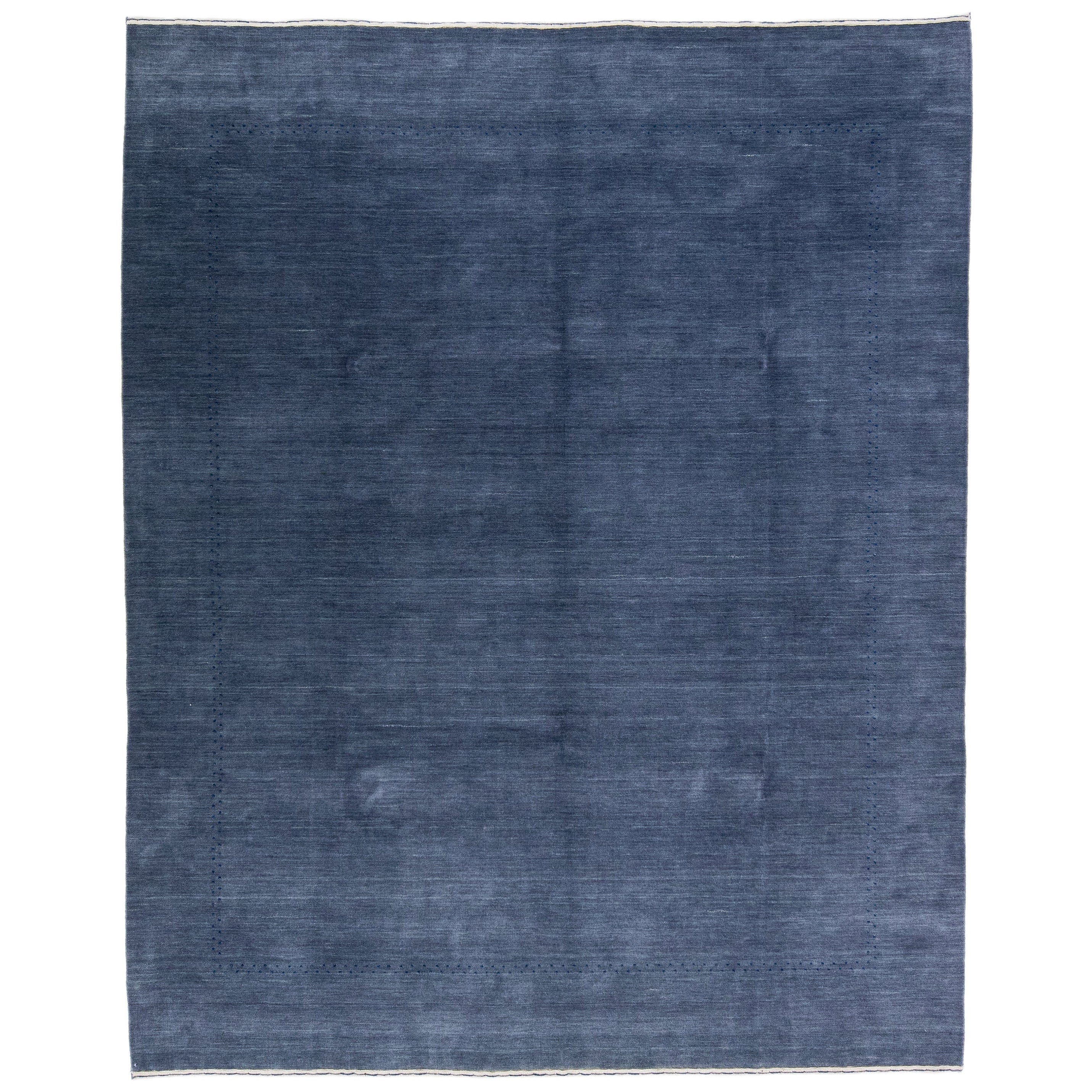 Tapis moderne en laine bleu Gabbeh tissé à la main avec un design minimaliste