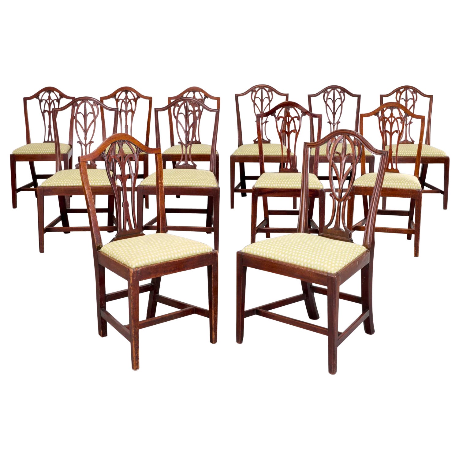 12 chaises de salle à manger anglaises anciennes de style Hepplewhite fournies par Mario Buatta