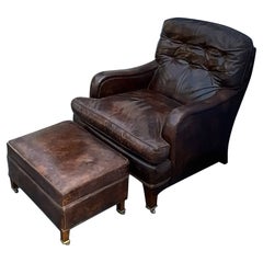 Fauteuil club et repose-pieds anglais de style Ralph Lauren en cuir touffeté et laiton 