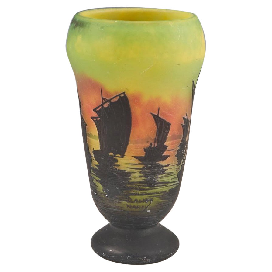 Vase en verre camée Daum représentant des voiliers au coucher du soleil, vers 1910