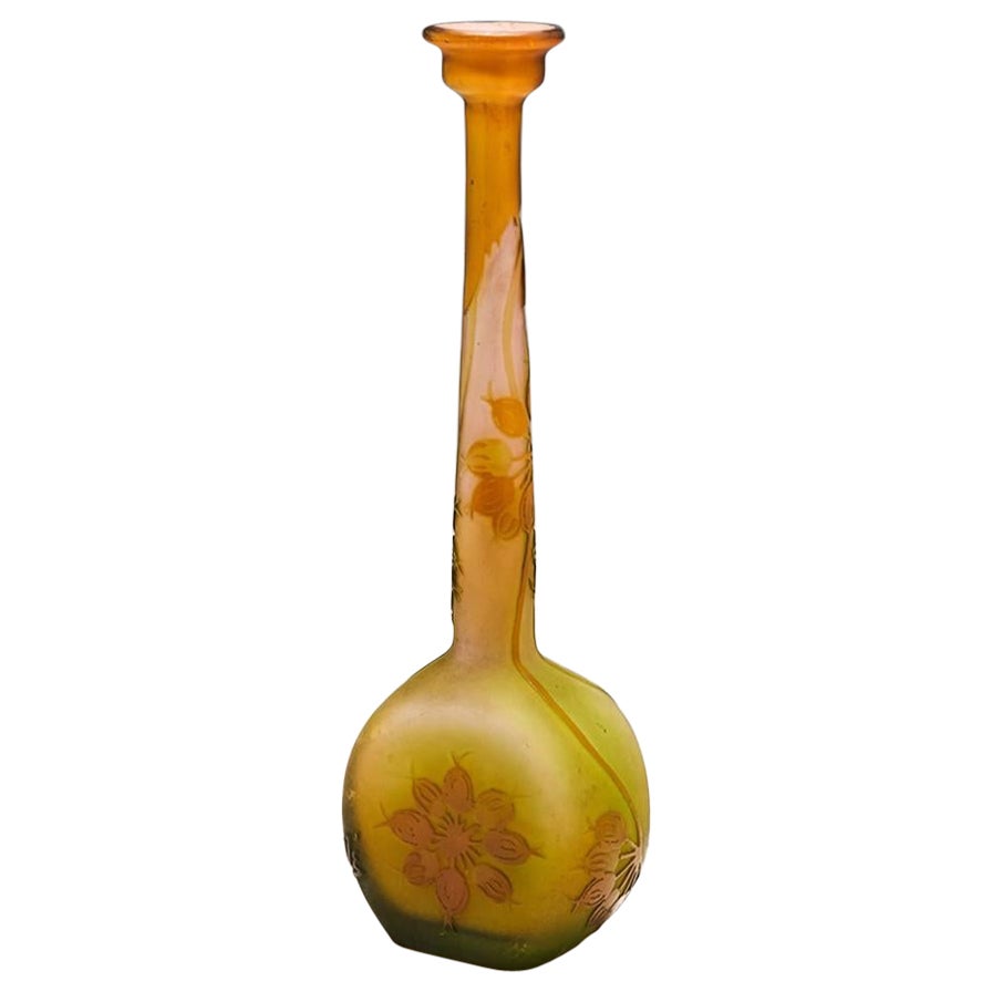 Vase solifleur en camée Galle à quatre couleurs avec têtes de graines de lierre, vers 1910 en vente