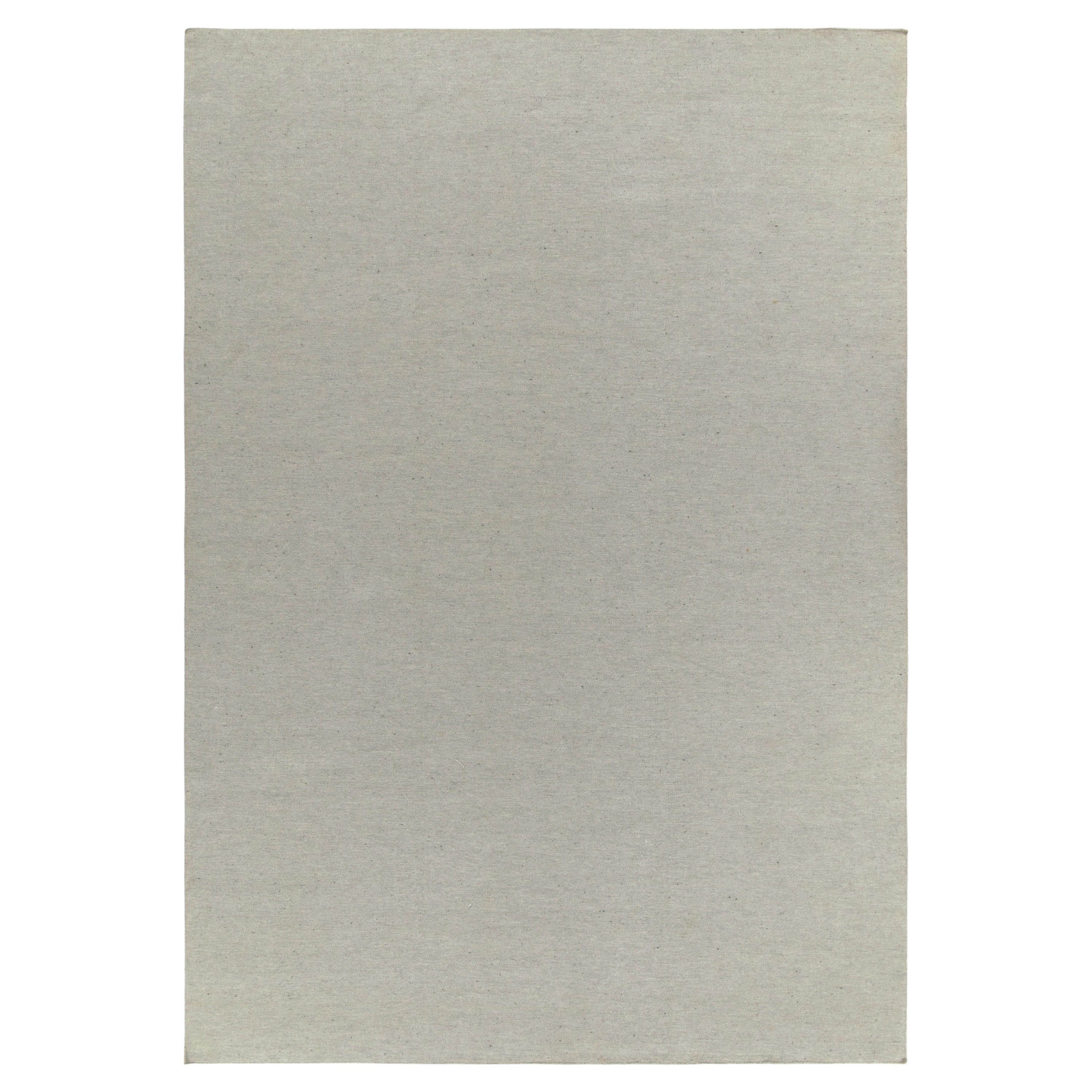 Parmi les œuvres contemporaines de Rug & Kilim, un tissage plat moderne 10x15 tissé à la main à partir d'un fil fin d'Alpaga. Les tons simples et magnifiques de gris et de blanc jouent doucement avec un léger élément de striation, complétant la