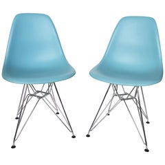 Blaue Eames-Esszimmerstühle mit Eiffel-Sockeln, Paar