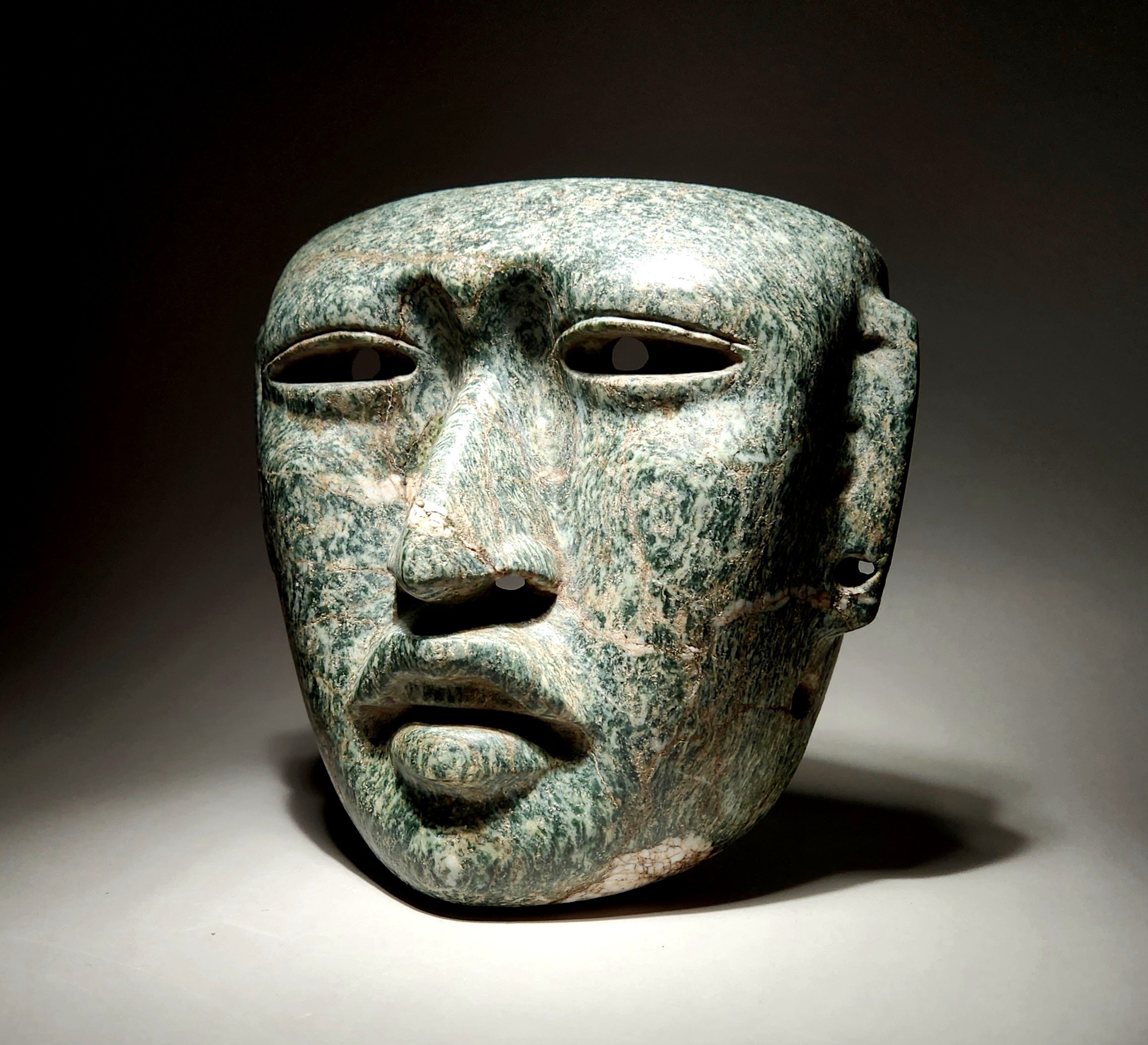Ancien masque de portrait en pierre verte d'Olmec avec provenance d'avant 1970