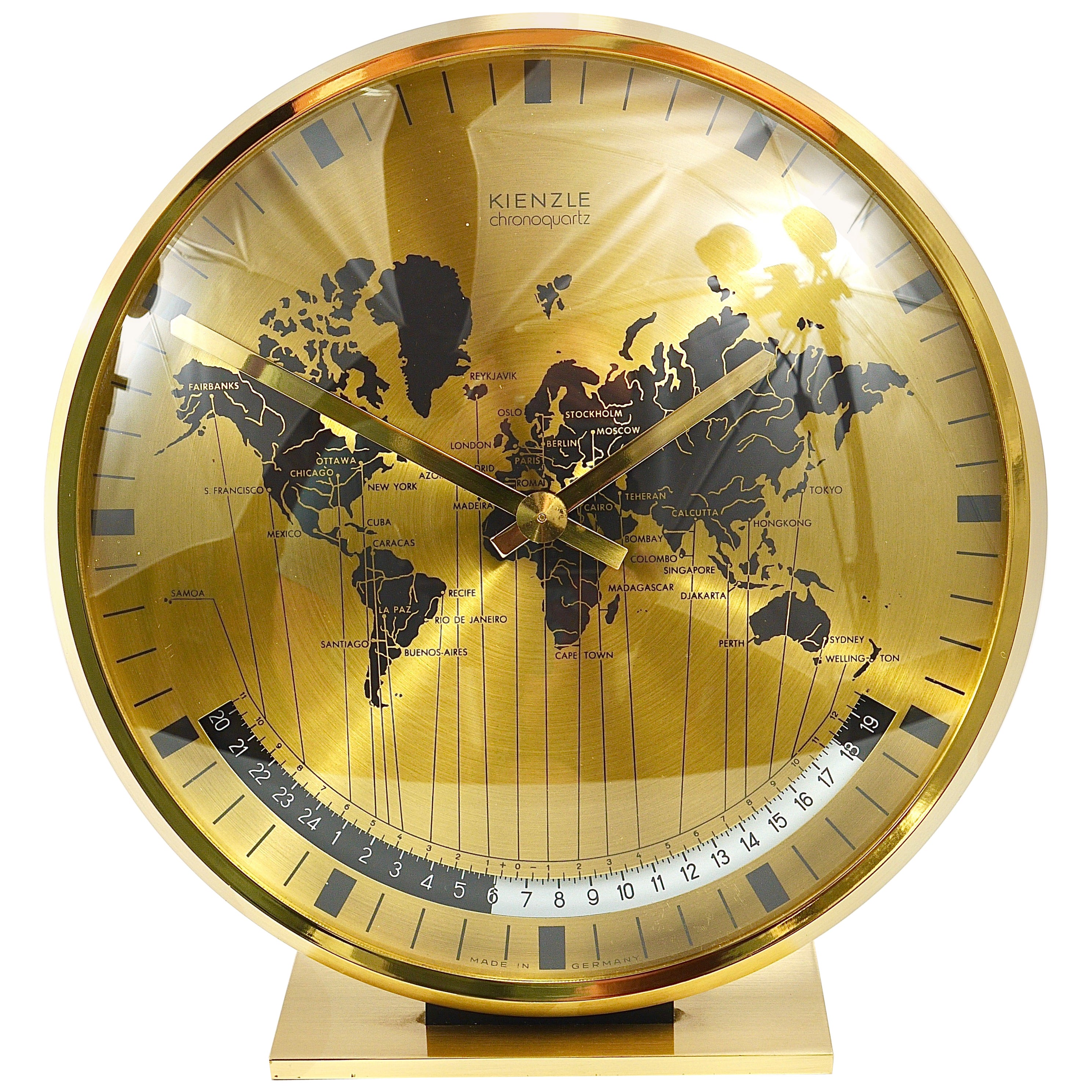 Horloge de table Kienzle GMT World Time Zone en laiton, milieu du siècle, Allemagne, années 1960