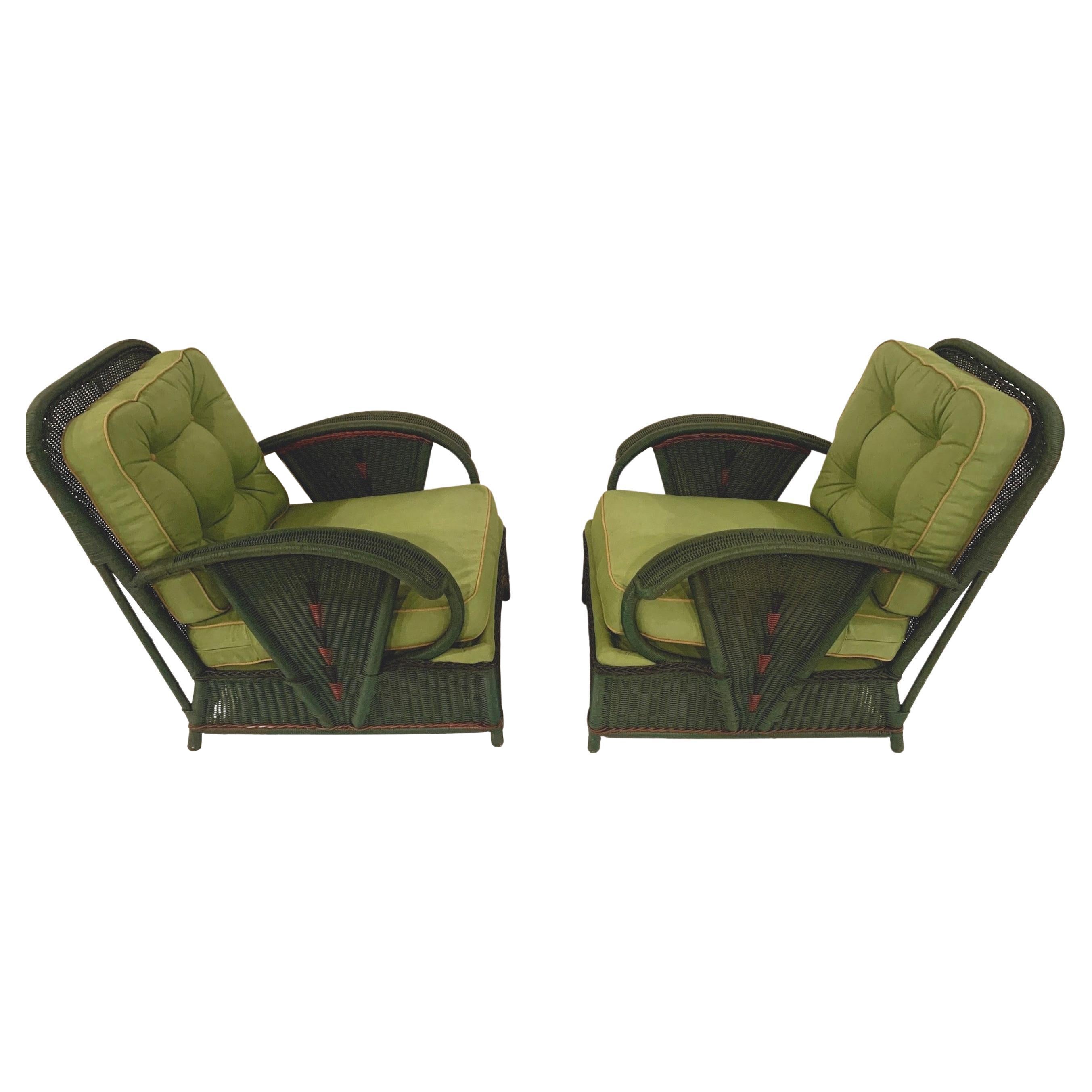 Un par de  Sillas de salón antiguas Art Déco de mimbre verde con ribete decorativo
