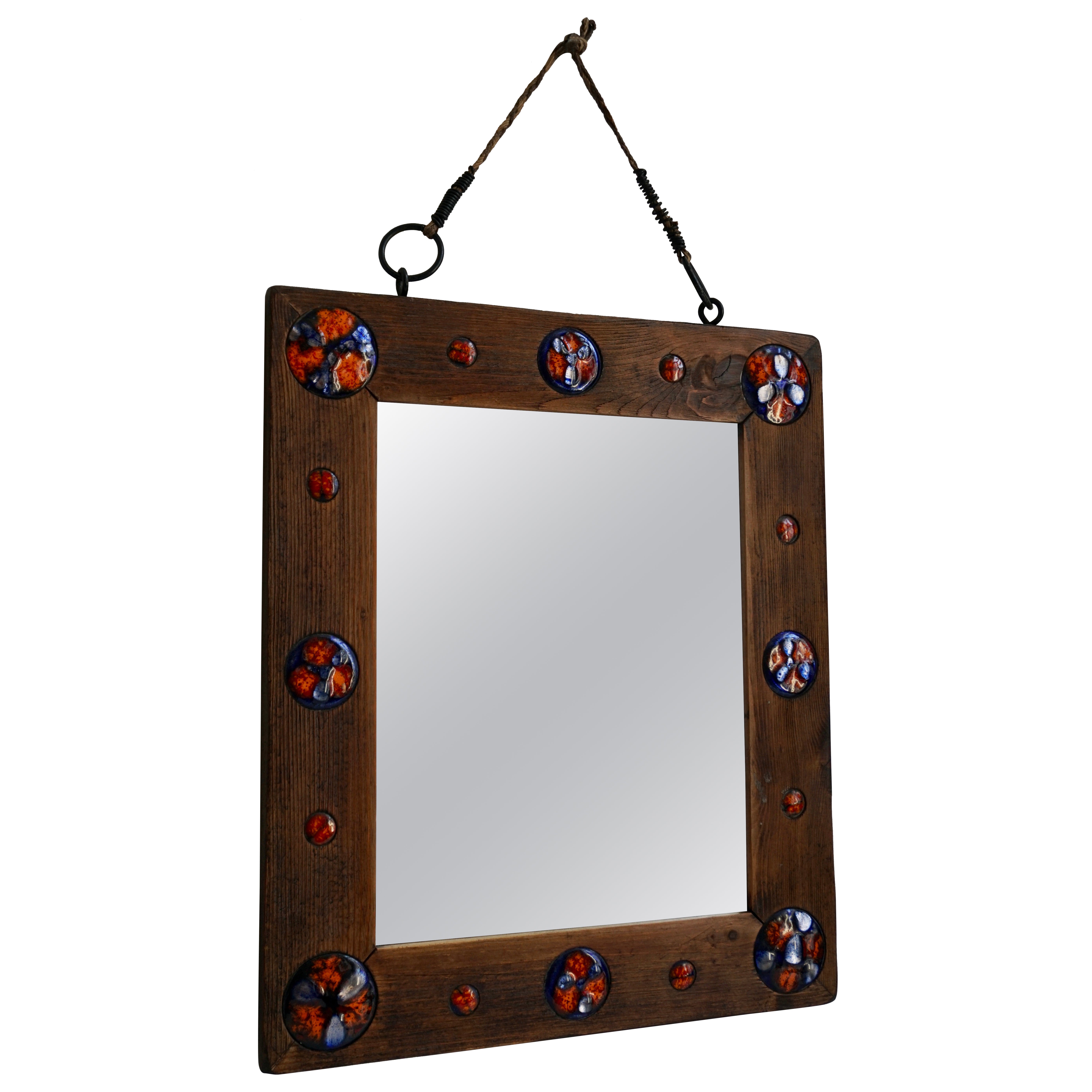 Holzspiegel mit Emaille-Dekorationen im Angebot