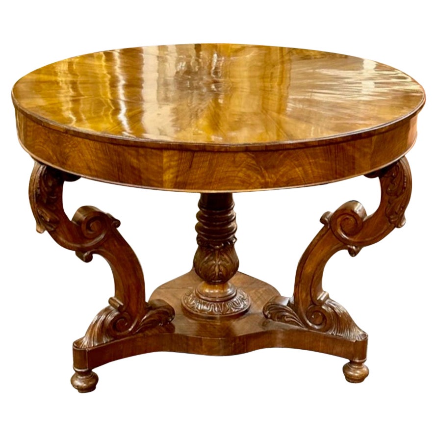 Table centrale italienne en noyer sculpté du 19e siècle en vente