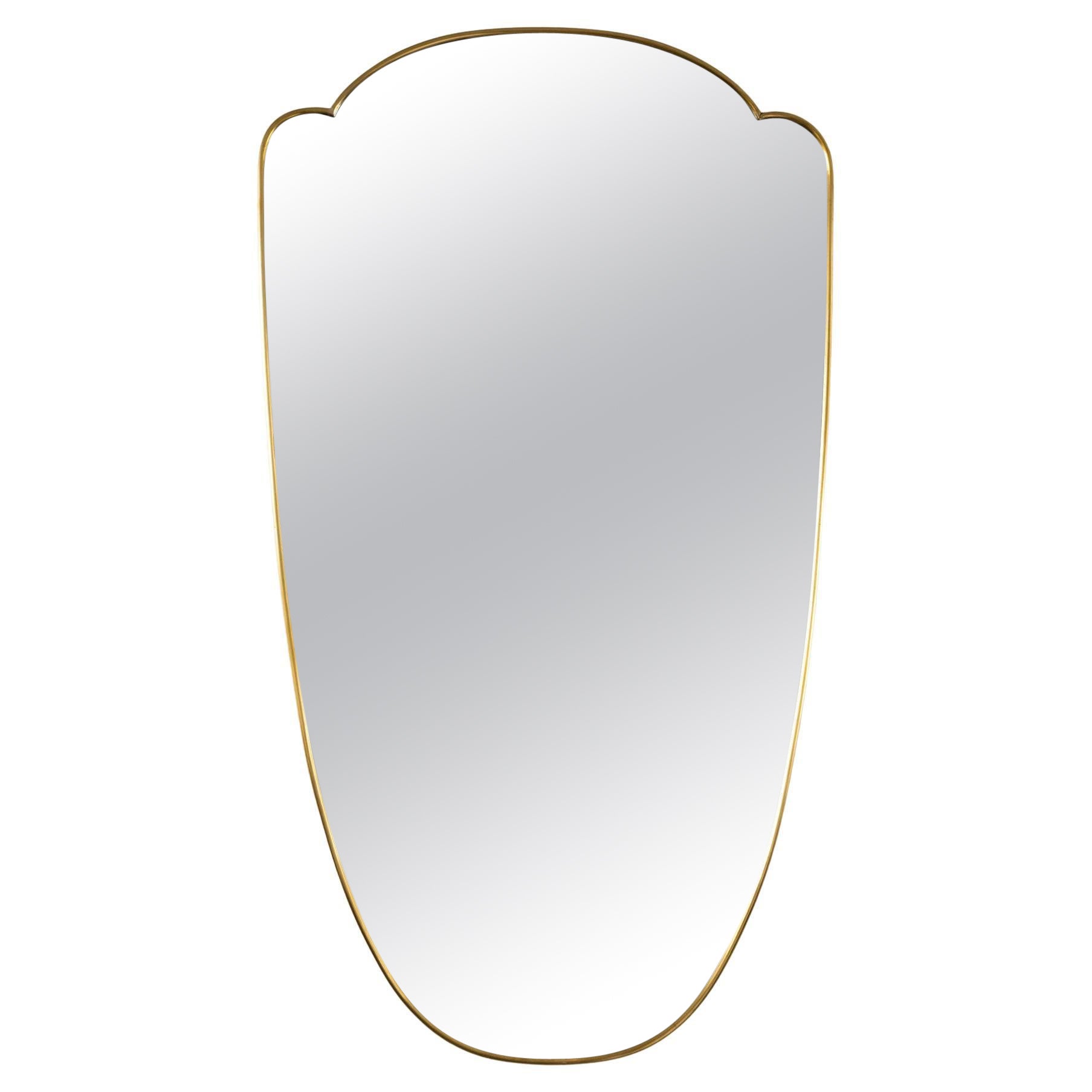 Incantevole specchio a forma di scudo in ottone in stile Mid Century in vendita