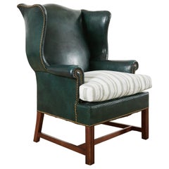 Chaise Wingback de style géorgien en acajou et cuir vert chasseur