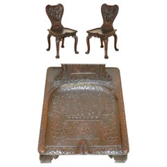 Paire de chaises d'appoint Coloniales antiques, sculptées à la main, datant de CIRCA 1860.