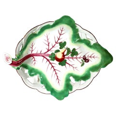 Piatto a foglia in porcellana Chelsea Porcelain Trompe L'oeil del XVIII secolo con frutta
