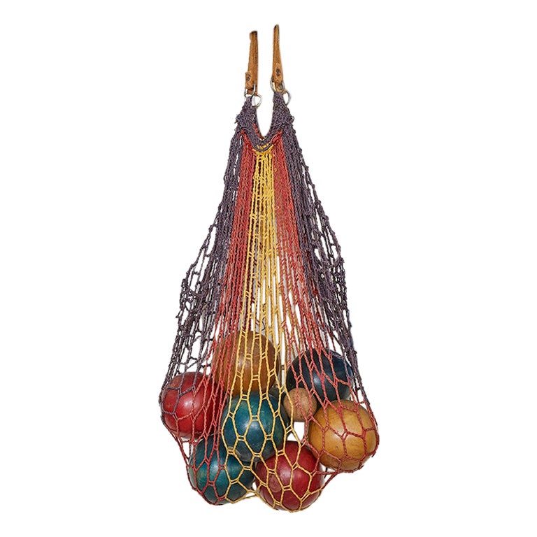 Sac décoratif vintage en boules de bois en maille au crochet, France, 20ème siècle en vente