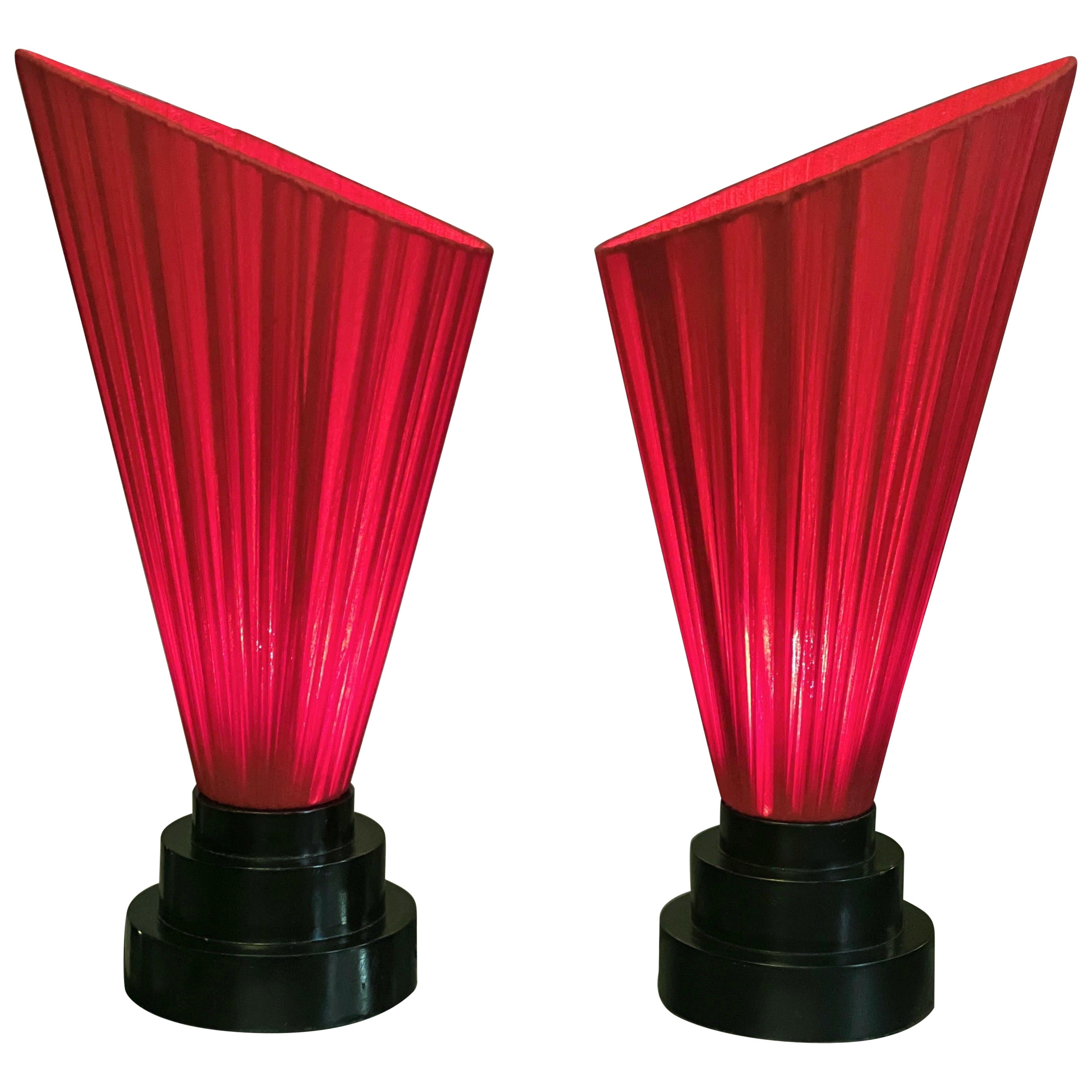 Coppia di lampade con base in legno laccato nero e paralume conico rosso, 1950s For Sale