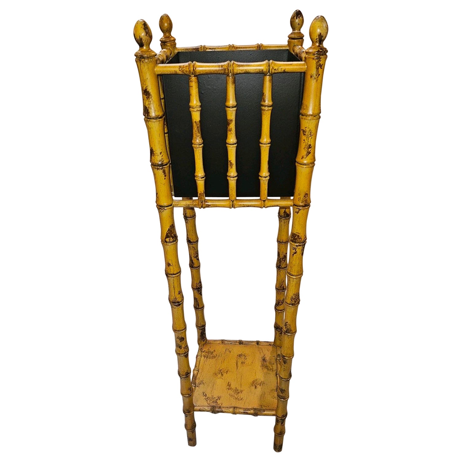 Un fauteuil en faux bambou de style Palm Beach Regency 